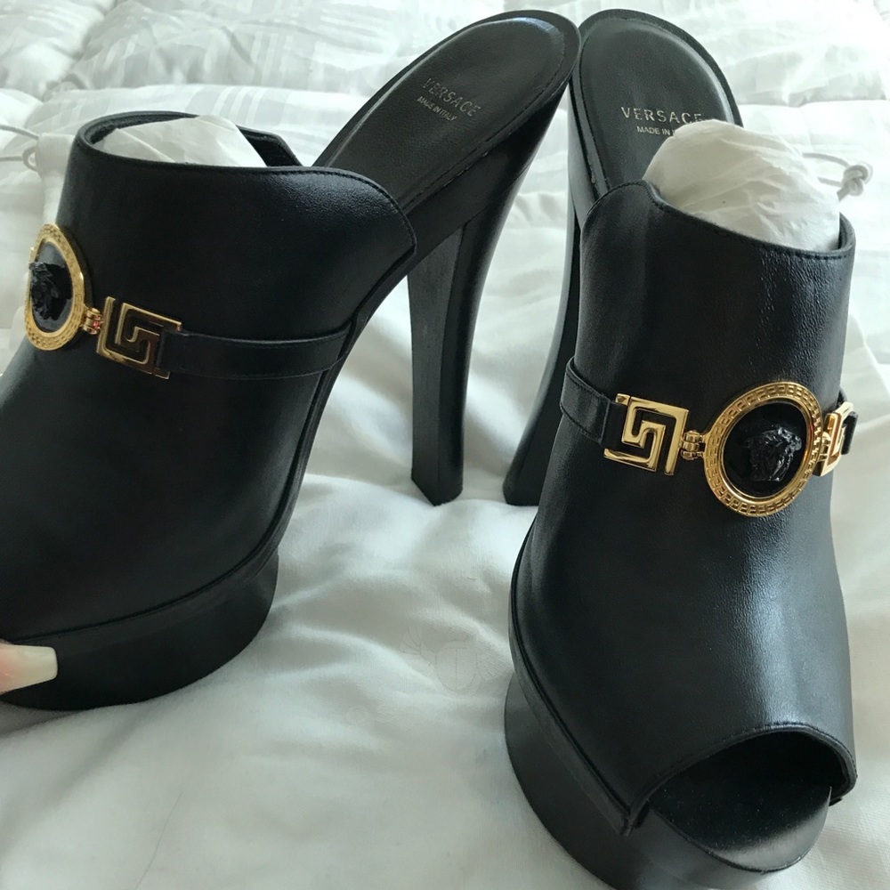 ***NEW*** VERSACE HEELS